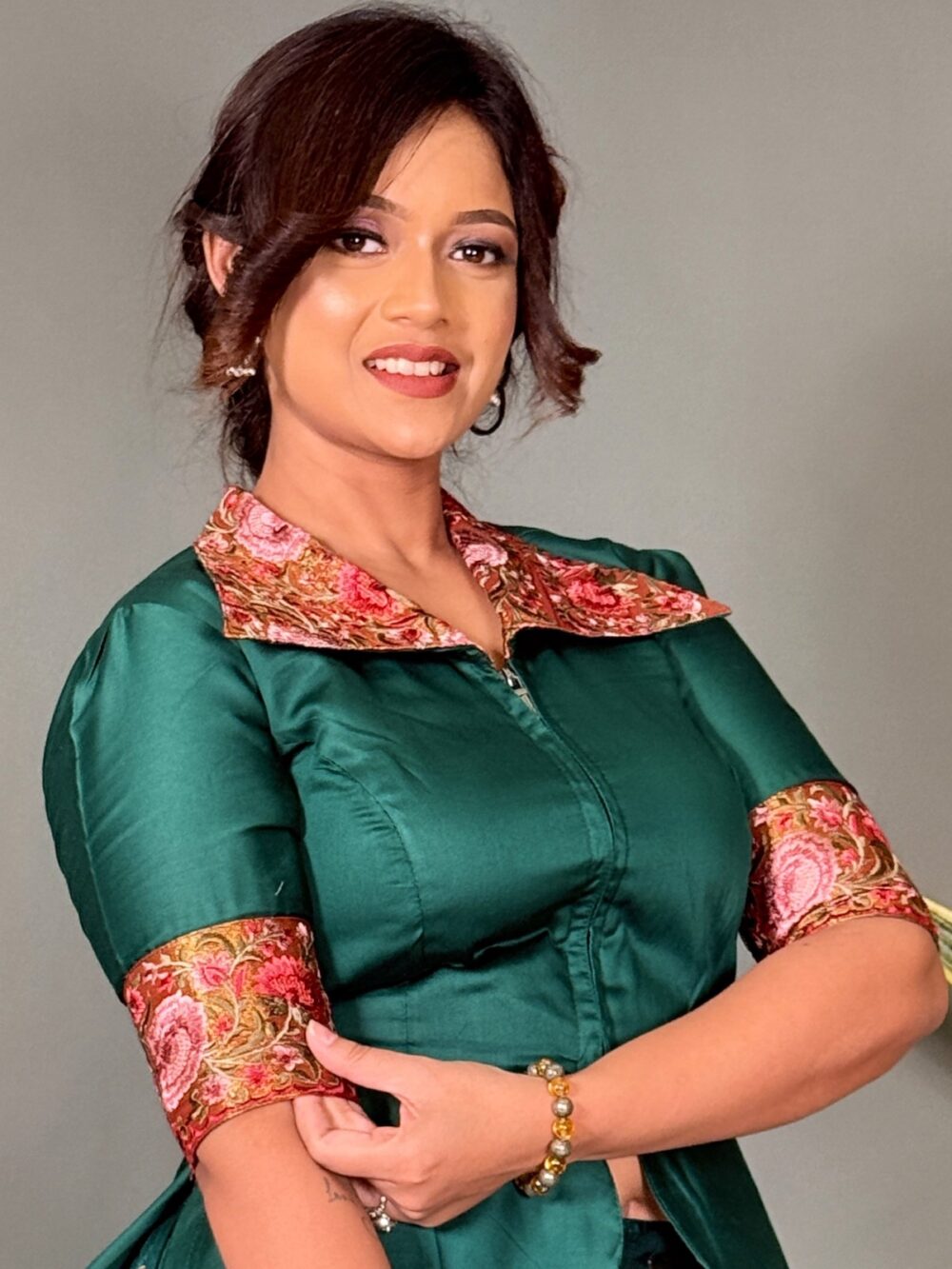 Emerald Grace: Designer Front-Zip Collar Blouse - Image 2