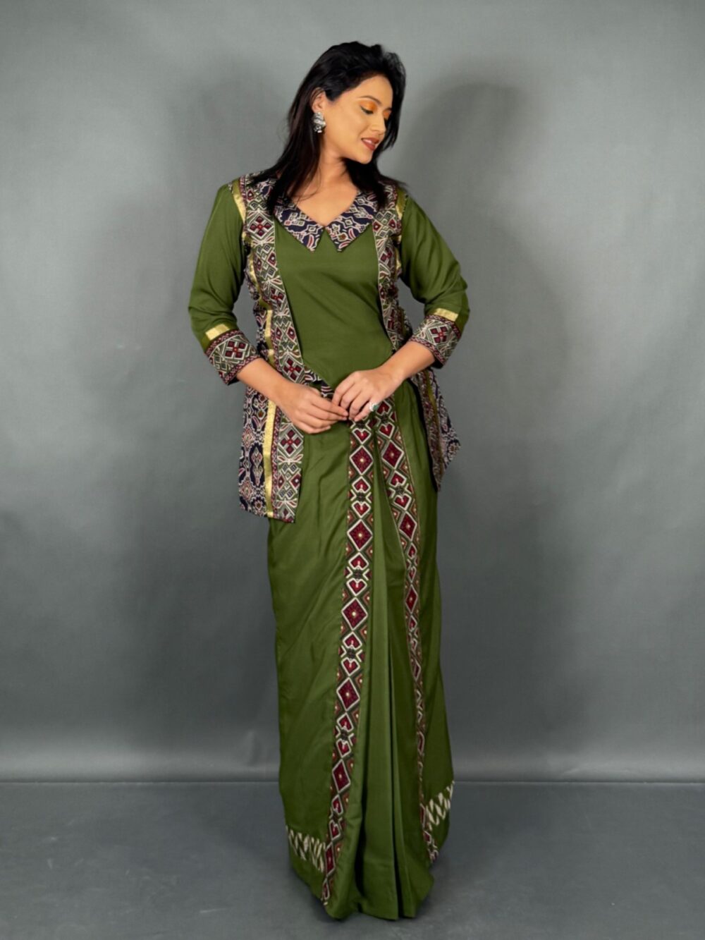 Mahendi Glow Fusion Set with Multicolor Border - Image 2