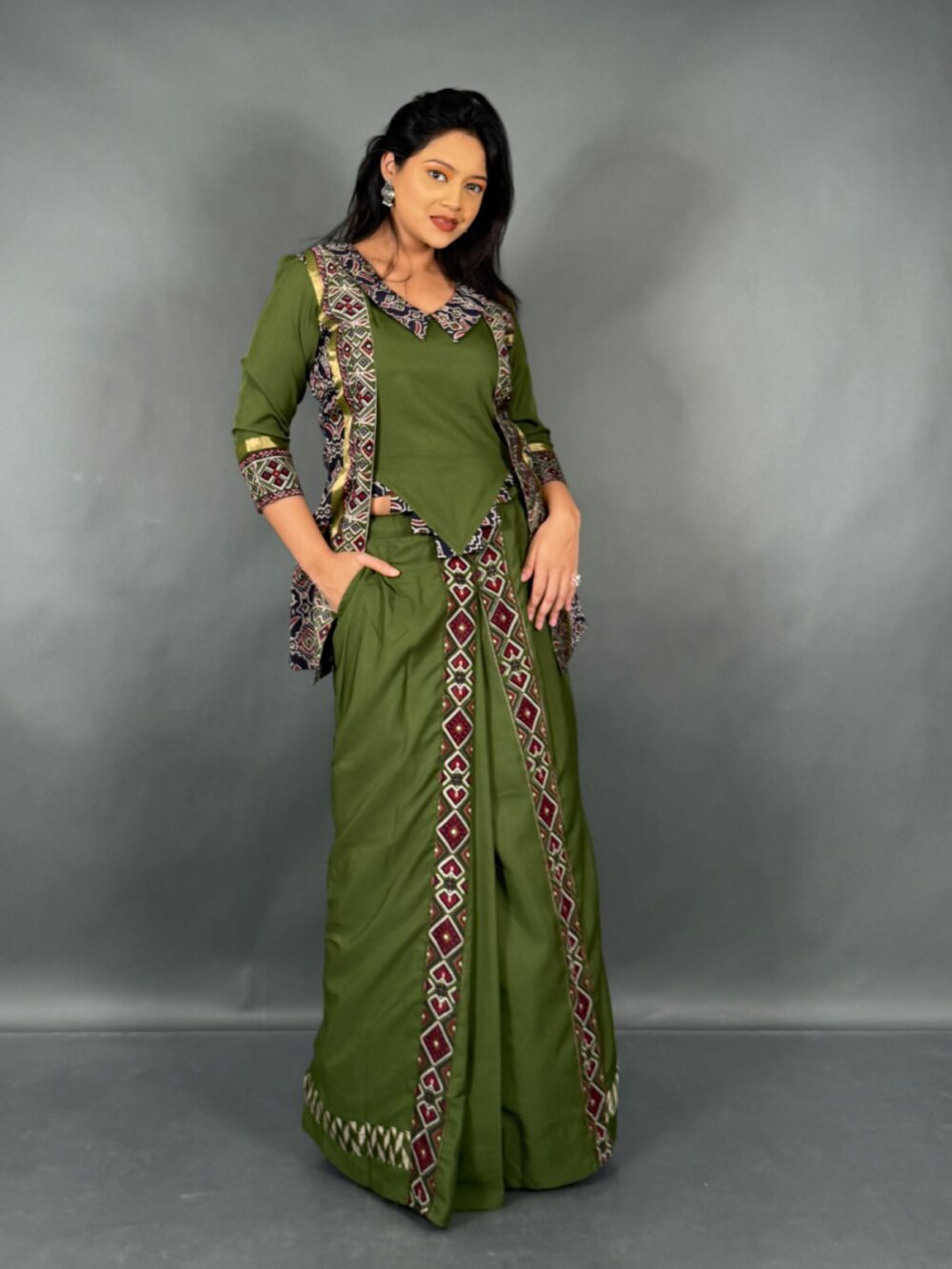 Mahendi Glow Fusion Set with Multicolor Border - Image 5