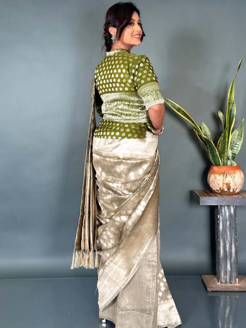 Elegant Organza Designer Insta Saree - Image 2